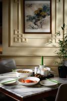 einen Tisch mit zwei Schüsseln Essen drauf in der Unterkunft Radisson Collection Hotel, Yangtze Shanghai in Shanghai