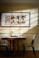 Ein Tisch mit zwei Stühlen und ein Bild an der Wand in der Unterkunft Radisson Collection Hotel, Yangtze Shanghai in Shanghai