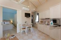 Kuchnia lub aneks kuchenny w obiekcie Ionia Suites