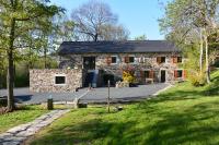 une maison en pierre avec une allée en face de celle-ci dans l&#39;établissement Chambre d&#39;hôtes aux Pays des Sucs, à Saint-Hostien