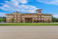un gran edificio de ladrillo con una torre de reloj en MainStay Suites Lufkin, en Lufkin