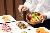 een chef-kok die een kom met eten op een tafel vasthoudt bij nol hakone myojindai in Hakone