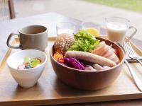 een houten dienblad met een kom eten op een tafel bij nol hakone myojindai in Hakone