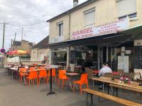 eine Reihe von Tischen und Stühlen vor einem Restaurant in der Unterkunft Location appartement entier T1 24h Le Mans in Le Mans