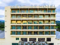 Un hotel con el cartel de Aire Hotel encima. en Mercure Langkawi Pantai Cenang, en Pantai Cenang