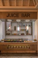 贝尔迪比Balmy Foresta的一家提供自助餐的果汁吧