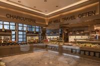 贝尔迪比Balmy Foresta的商店里带食品柜台的餐厅