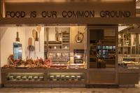 贝尔迪比Balmy Foresta的商店橱窗上贴着“食物是我们的共同点”的标语