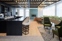 una hall con bar con sedie e bancone di Hyatt Place Montreal Airport a Dorval