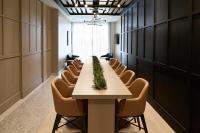 una sala conferenze con un lungo tavolo e sedie di Hyatt Place Montreal Airport a Dorval