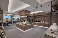 Un restaurante con buffet en medio de una sala. en All-weather Hotel Wutian Old Street Branch, en Wenzhou