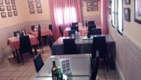 Reštaurácia alebo iné gastronomické zariadenie v ubytovaní Hotel Riavela