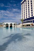 ein großes Schwimmbad vor einem Hotel in der Unterkunft Hard Rock Hotel &amp; Casino Biloxi in Biloxi