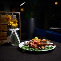 ParakouAlmadies Prestige的桌子上一盘肉和蔬菜