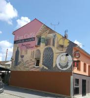 un mural en el costado de un edificio en Penzion a Víno, en Břeclav