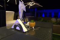 ParakouAlmadies Prestige的桌子上放着一个酒杯和一张餐巾