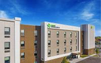 un edificio con un cartel de Starbuck encima en Extended Stay America Premier Suites - Austin - Kyle, en Kyle