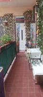 un porche con una puerta blanca y algunas plantas en Valentina Guesthouse, en Budapest