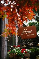 Un cartel de un restaurante de halcones con flores en cestas. en Haus Studio's, en Hahndorf