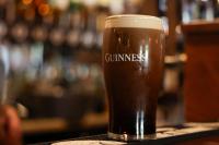 um copo de cerveja em cima de um balcão em The Gables 