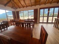 Un comedor con mesa y sillas y ventanas. en Hotel Shannon 360, en Baños