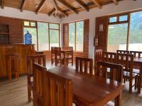 Un comedor con mesa y sillas de madera. en Hotel Shannon 360, en Baños