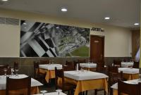 Reštaurácia alebo iné gastronomické zariadenie v ubytovaní Hotel Jarama