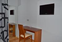 Televízia a/alebo spoločenská miestnosť v ubytovaní Hotel Jarama