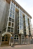 サンタンデールにあるHotel Picos De Europaの窓側の大きな建物