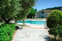 Bazén v ubytování Alkion Hotel nebo v jeho okolí