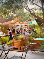 un grupo de personas sentadas en un restaurante al aire libre en Hôtel Amaya, en Ambarès-et-Lagrave