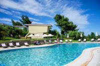 Bazén v ubytování Alkion Hotel nebo v jeho okolí