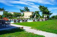 Bazén v ubytování Alkion Hotel nebo v jeho okolí