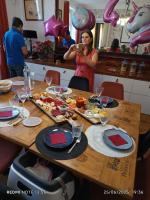 勒沙托多莱龙chambres d'hôtes ioreille的给餐桌拍照的女人