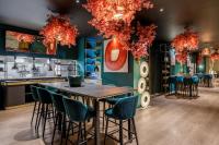 Un comedor con mesa y sillas en Marmont Hotel, en Ginebra