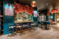 un restaurante con paredes azules y taburetes de bar en Marmont Hotel, en Ginebra