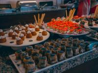 Scala Nuova Beach Hotel في كوساداسي: بوفيه مليء بمختلف أنواع الحلويات على الأطباق