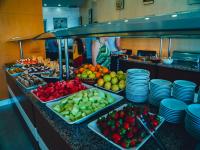 Scala Nuova Beach Hotel في كوساداسي: خط بوفيه مع الفواكه والخضروات المعروضة