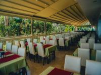 Scala Nuova Beach Hotel في كوساداسي: صف من الطاولات والكراسي في مطعم