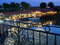 una vista su un ristorante da un balcone di notte di Ancora a Salonta