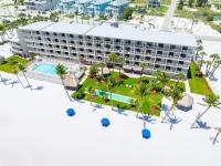 eine Luftansicht des Resorts mit Pool und Palmen in der Unterkunft Best Western Plus Beach Resort in Fort Myers Beach