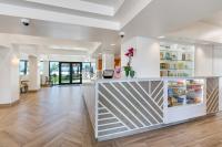 eine Lobby mit Rezeption und Apotheke in der Unterkunft Best Western Plus Beach Resort in Fort Myers Beach