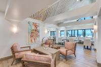 ein Wohnzimmer mit Stühlen und Tischen sowie ein Esszimmer in der Unterkunft Best Western Plus Beach Resort in Fort Myers Beach