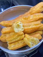 a metal bowl of food in a strainer at Shanghai Zhuzhu Hotel - 24-hour free airport pick-up and drop-off at Pudong Airport in Shanghai