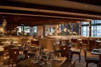 Un restaurante con mesas y sillas de madera y ventanas. en 1 Hotel Melbourne, en Melbourne