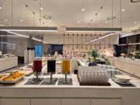 Una línea de buffet con bebidas y comida en un mostrador. en Hotel Marinabay Korea Ara, en Gimpo