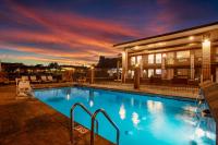 Una piscina con una puesta de sol al fondo en Kokopelli Inn Sedona, Trademark Collection by Wyndham, en Sedona