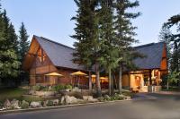una casa de madera con techo abuhardillado en Buffalo Mountain Lodge, en Banff