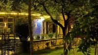 Una casa con una cerca de piedra y un edificio con luces. en Afghania Guest House, en Kabul