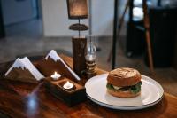 Jídlo v aparthotelu nebo okolí